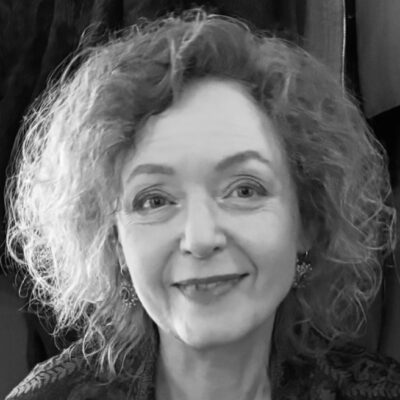 B.M. Ostenfeld-Rosenthal "Pigen, der læste sig væk – en fortælling om en farlig og farverig barndom".