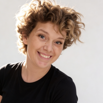 Lisa Ludvigsen mor danser i blåt